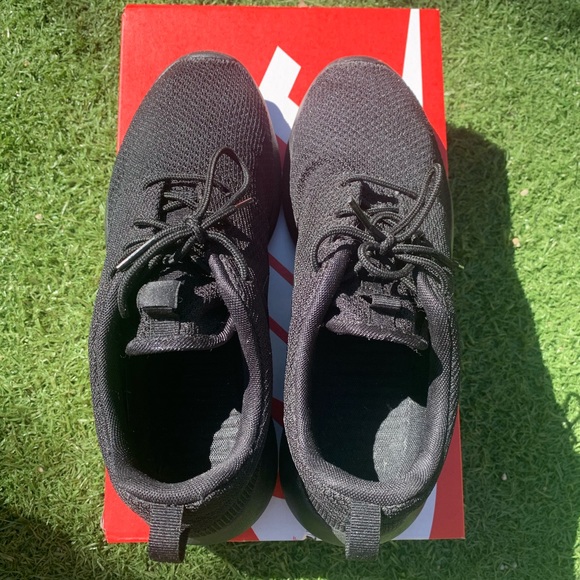 NIB Black Nike Roshe - Picture 1 of 3